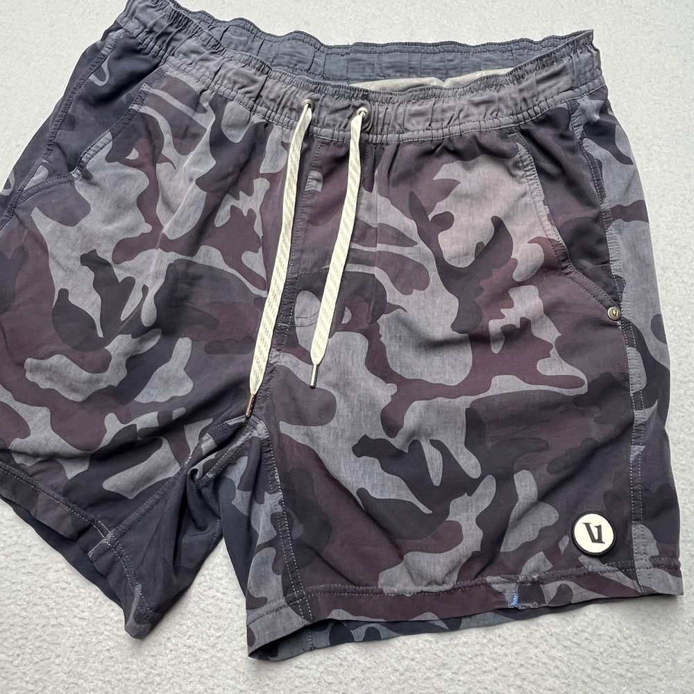 Vuori Mens Camo Performance Shorts‎ Grey Charcoal Elastic Waist Liner 7.5 Inseam
